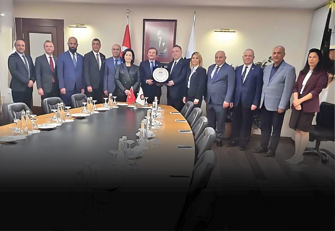 Ömer Karadeniz'den SOCAR CEO'su Elchin Ibadov'a plaket