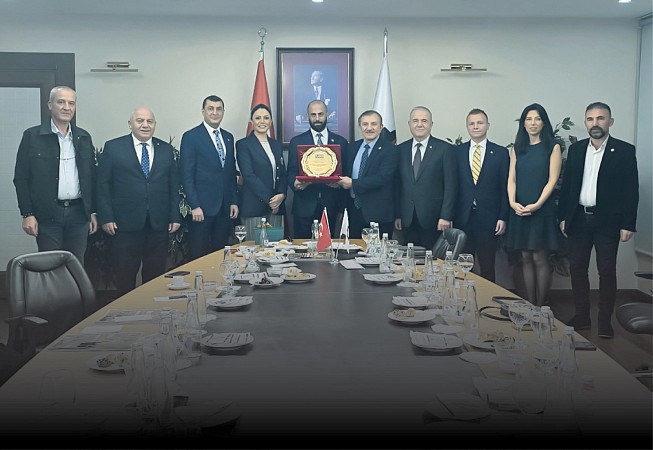 Başkanımız Ömer Karadeniz’den Ömer Köstek’e Teşekkür Plaketi